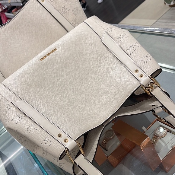 MICHAEL KORS ARLO LARGE GRAB BAG SHOULDER TOTE MK LEATHER GOLD~2 BAGS IN 1
NWT - Picture 9 of 16